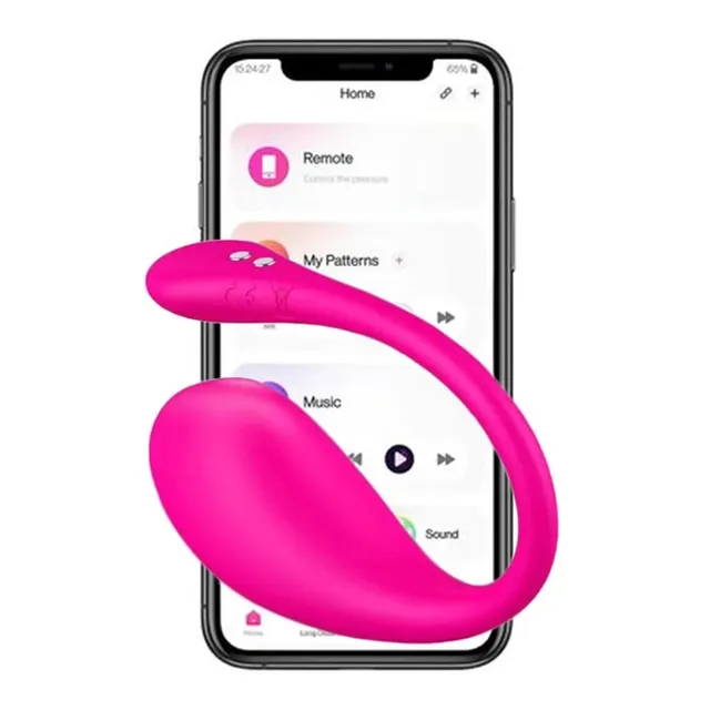 Lovense Lush 3 pinkkinä puhelimen sovellusnäkymän edessä