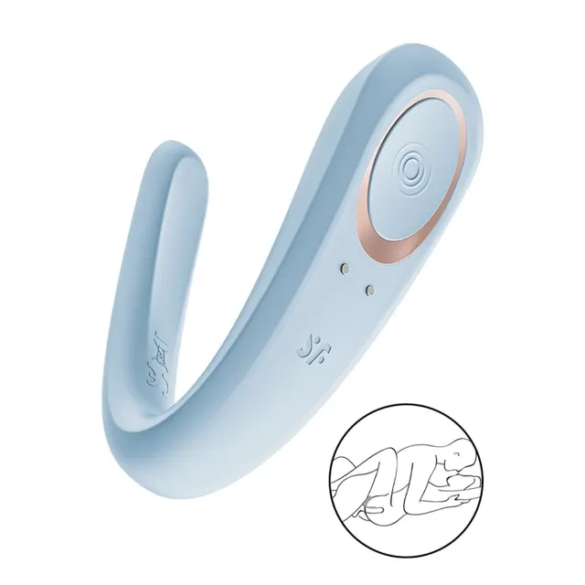 Satisfyer Double Classic vaaleansinisenä C-muotoisena parivibraattorina valkoisella taustalla